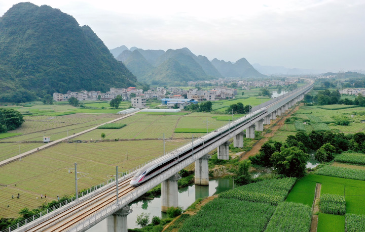 贵南高铁全线贯通 穿越中国南方喀