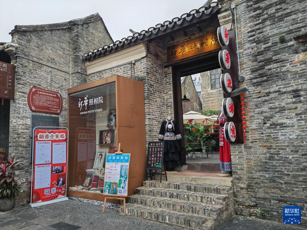 新春走基层|用一张全家福 定格珍