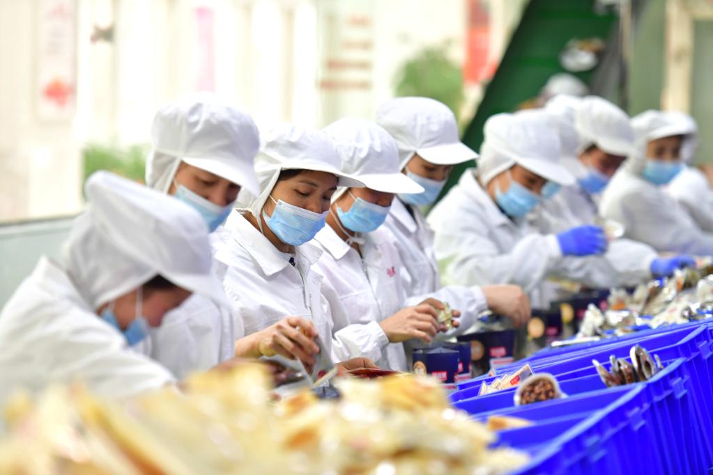 广西柳州：螺蛳粉企业备战春节市场