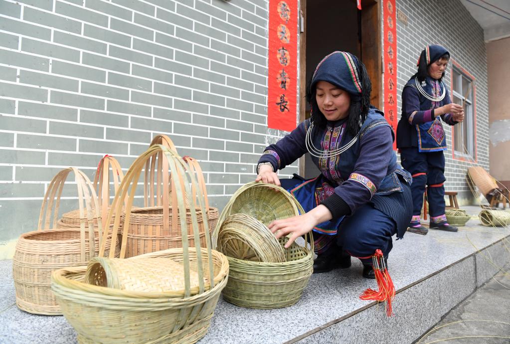 广西金秀：传统手工艺 编织增收路